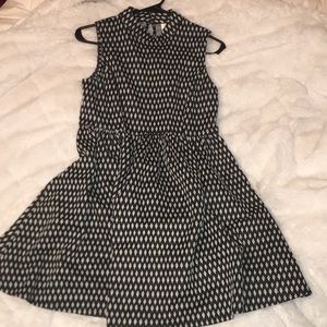 Selling a black and white dress with half zipper